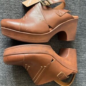 boc Women's Tan Leather Platform Clogs